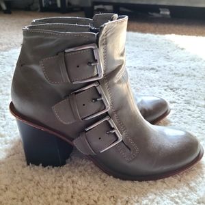 Buckled booties grey